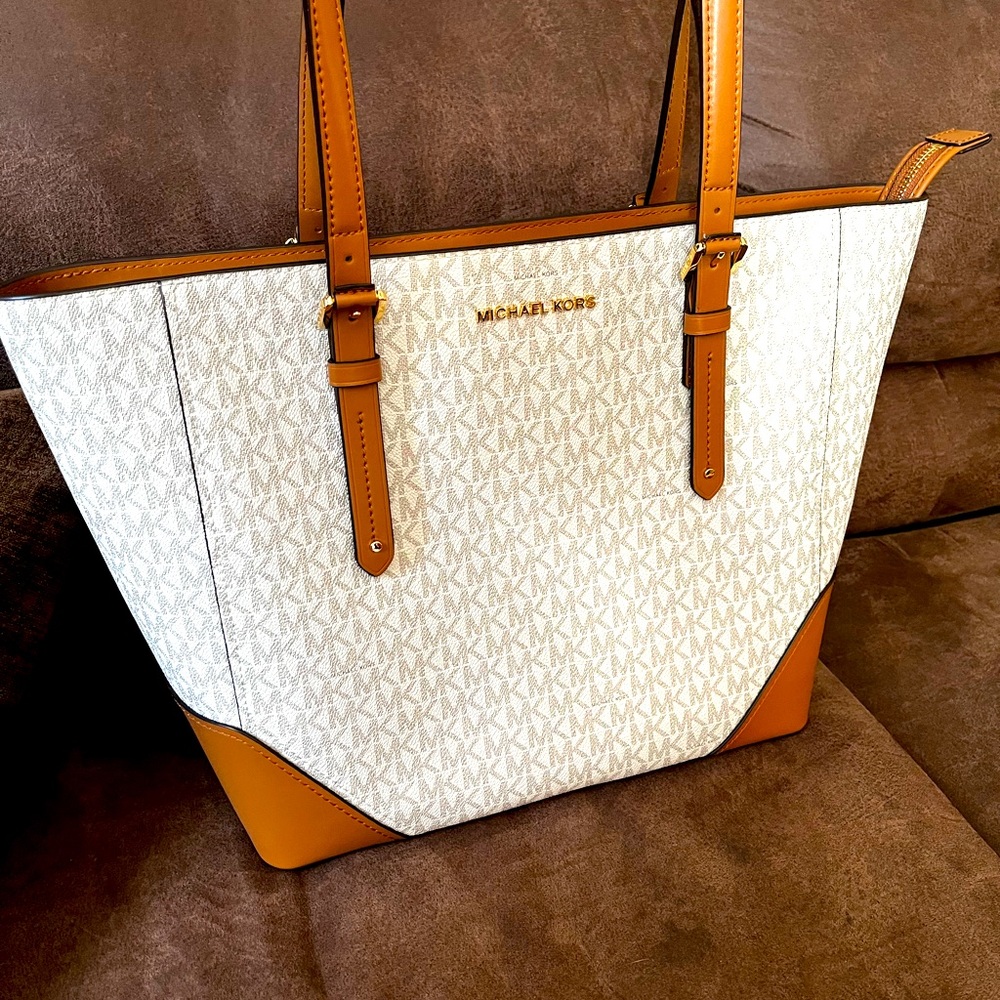 Michael Kors Purse In Excellent Condition